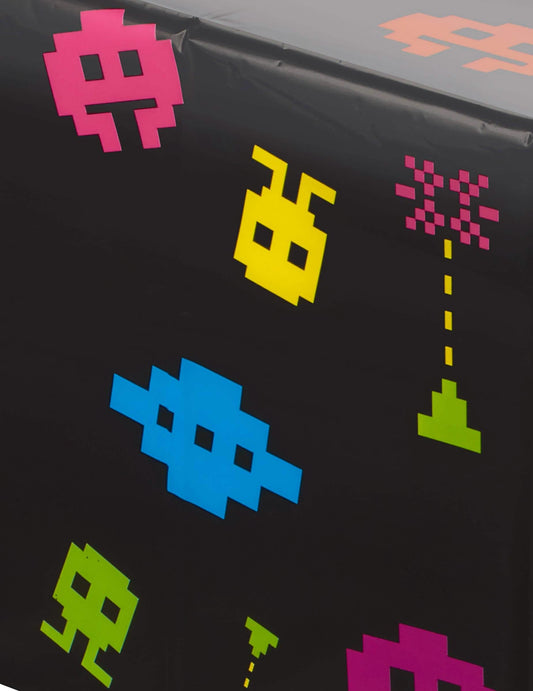 Détail des motifs pixels colorés de la nappe en plastique années 80's jeux vidéo 8 bits