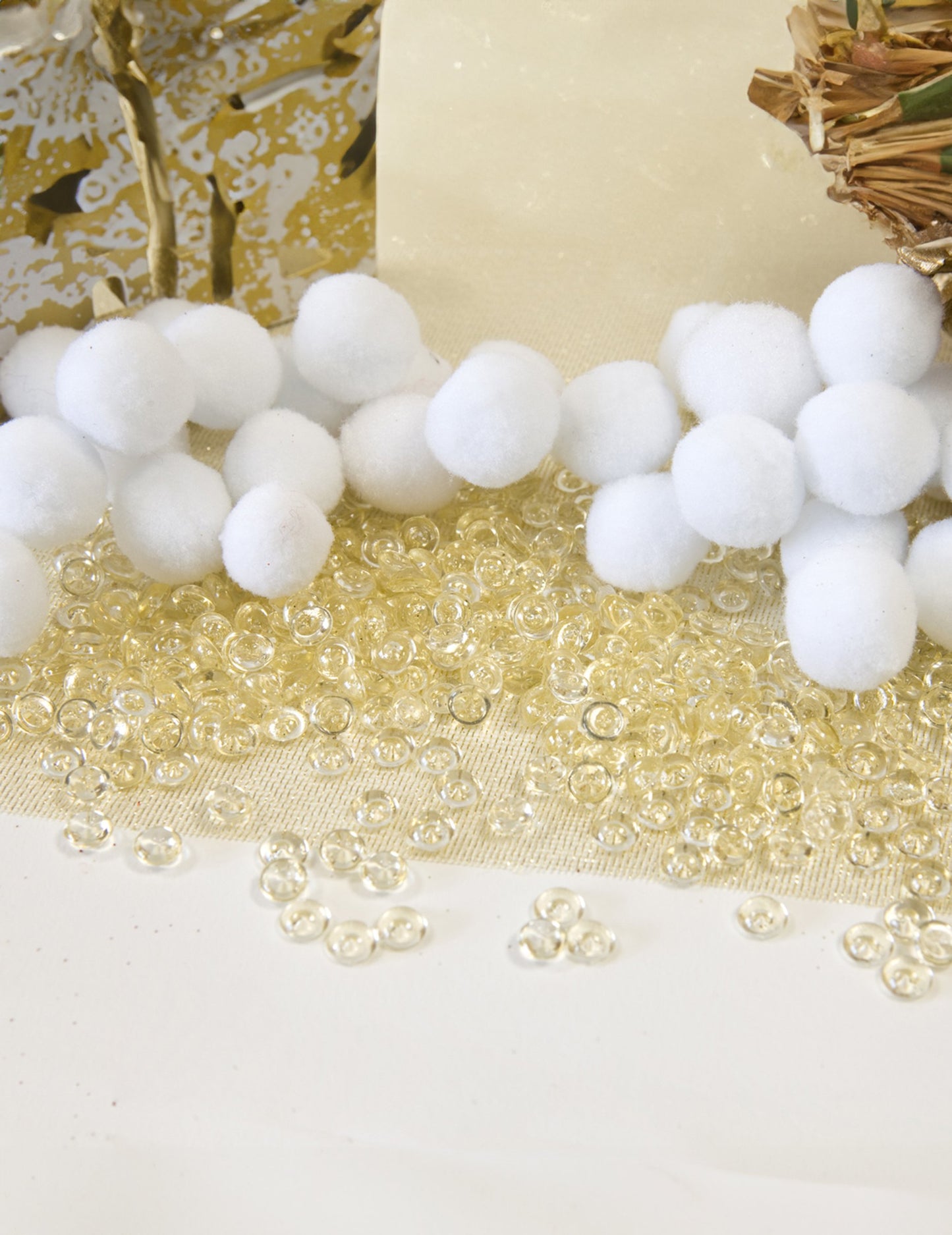 Korálky s efektom dažďovej kvapky v slonovinovej farbe 50g, ploché korálky