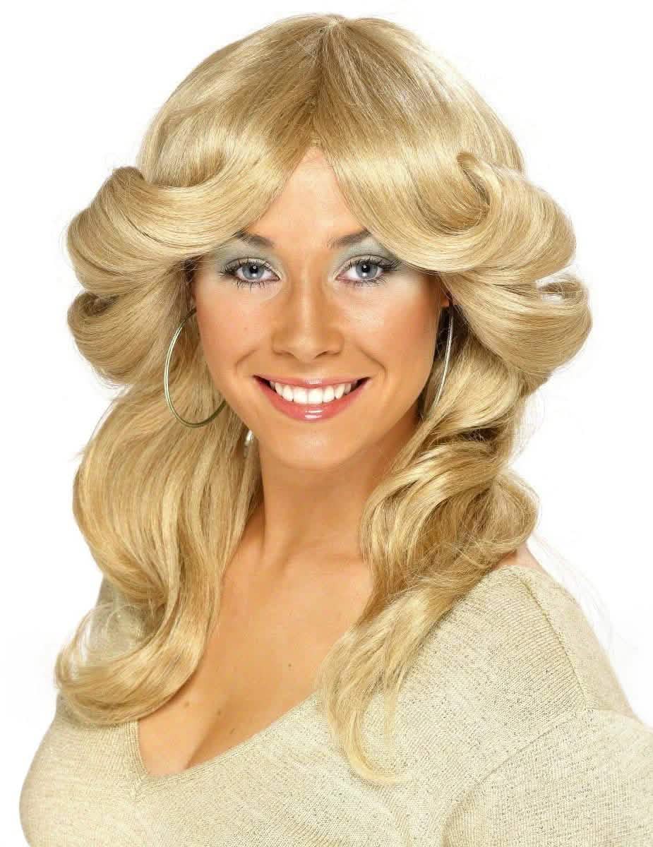 Blondá dámska parochňa zo 70. rokov s objemným vyfúkaným účesom