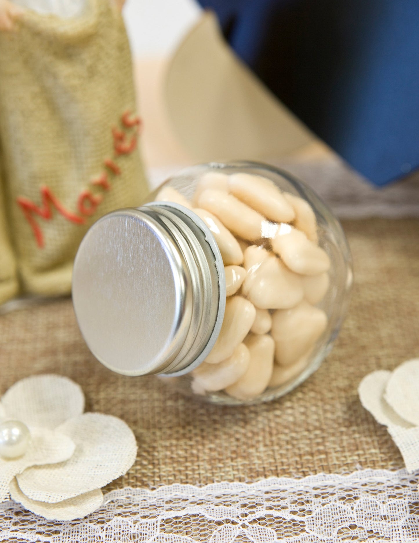 Malá sklenená nádoba s oceľovým krytom 5 cm