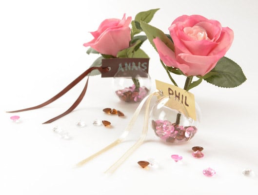 Mise en situation des petits diamants de décoration de table pour fête