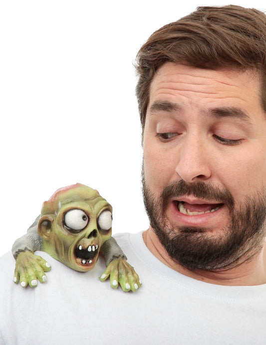 Gros plan sur le porté du petit zombie d'épaule pour adulte