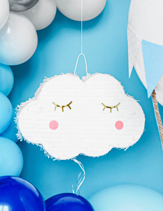 Vue d'ensemble suspendue de la pinata nuage pour enfant