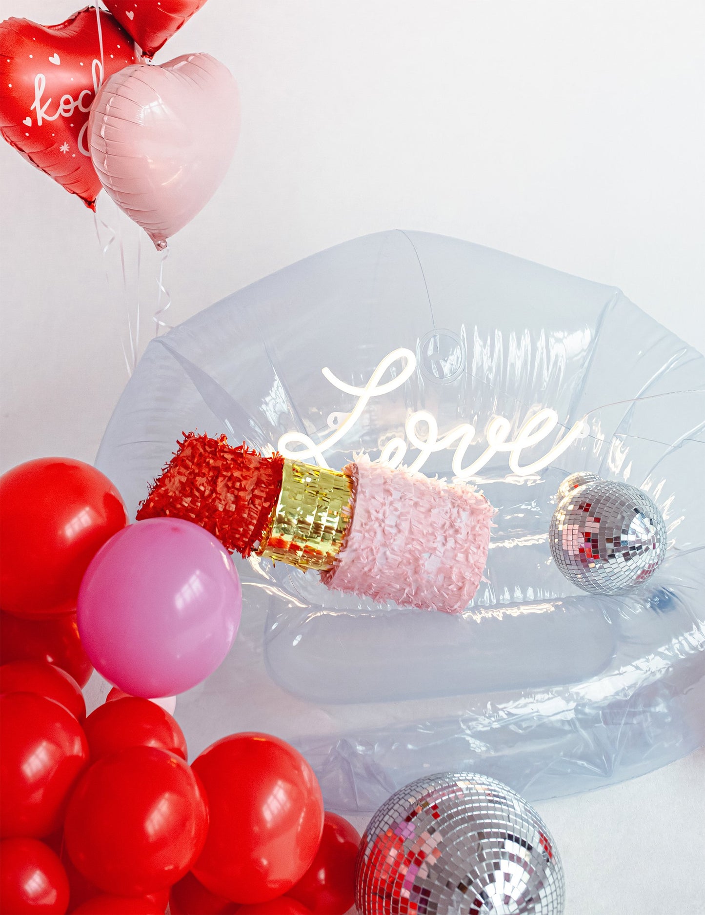 Lipstick piñata 20 x 54 x 20 cm