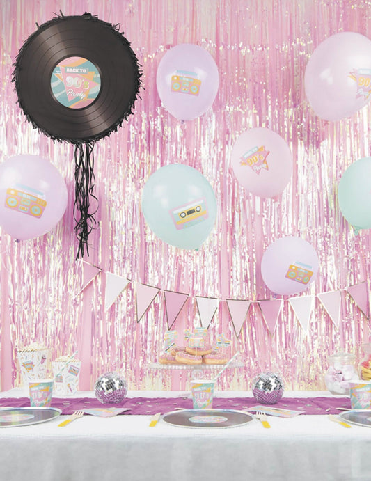 Mise en situation dans un décor de fête de la piñata vinyle années 90