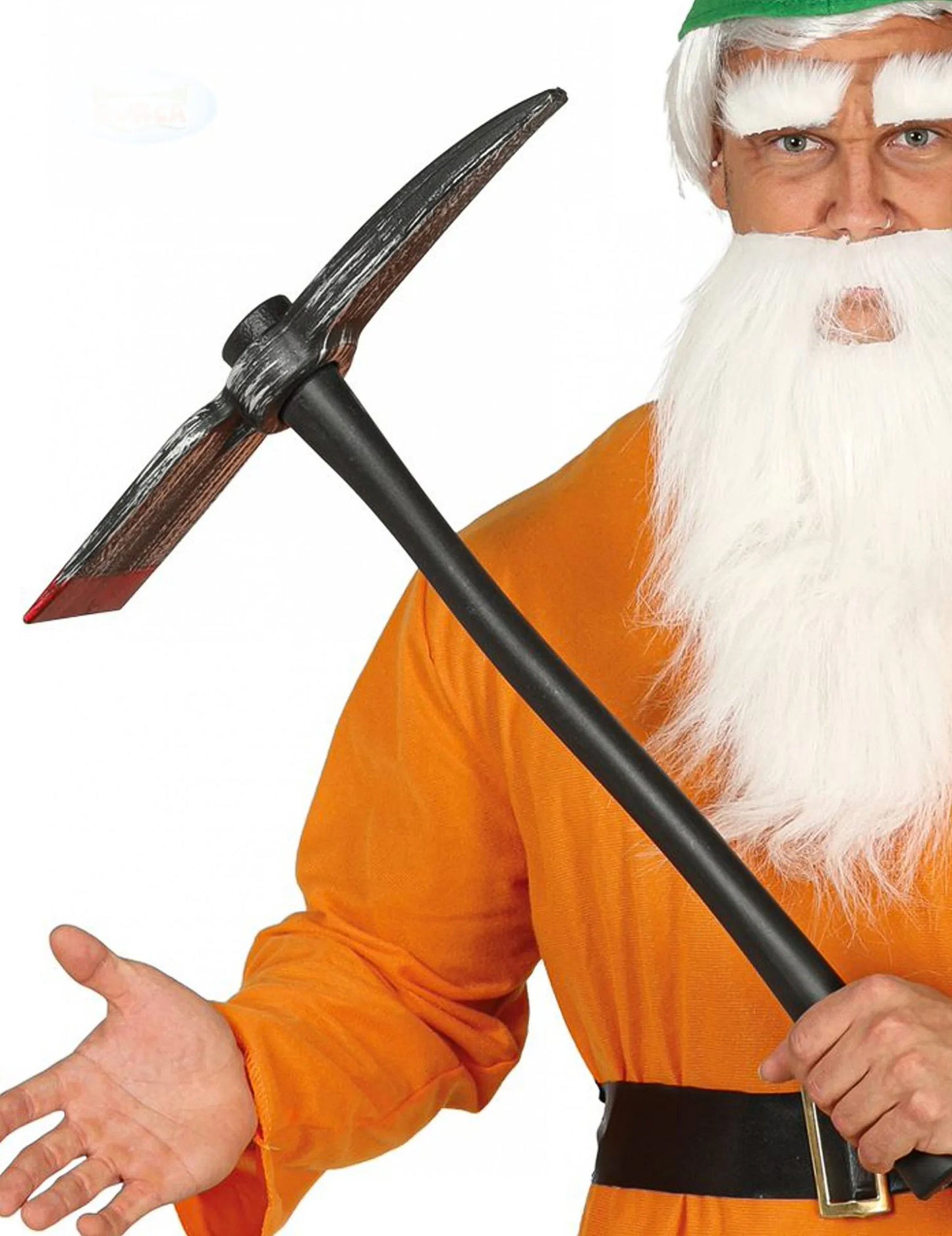 Gros plan de la pioche Battle Royale tenue à la main