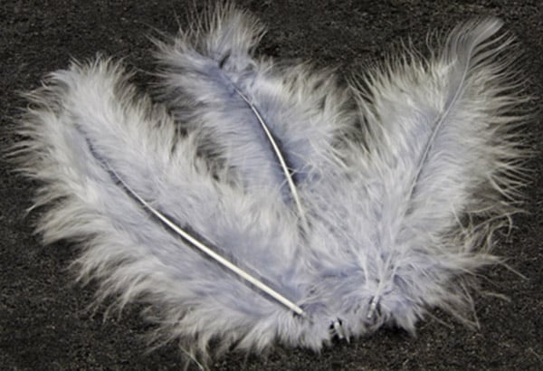 20 sivých ozdobných pierok 5,5 cm pre kreatívnu dielňu