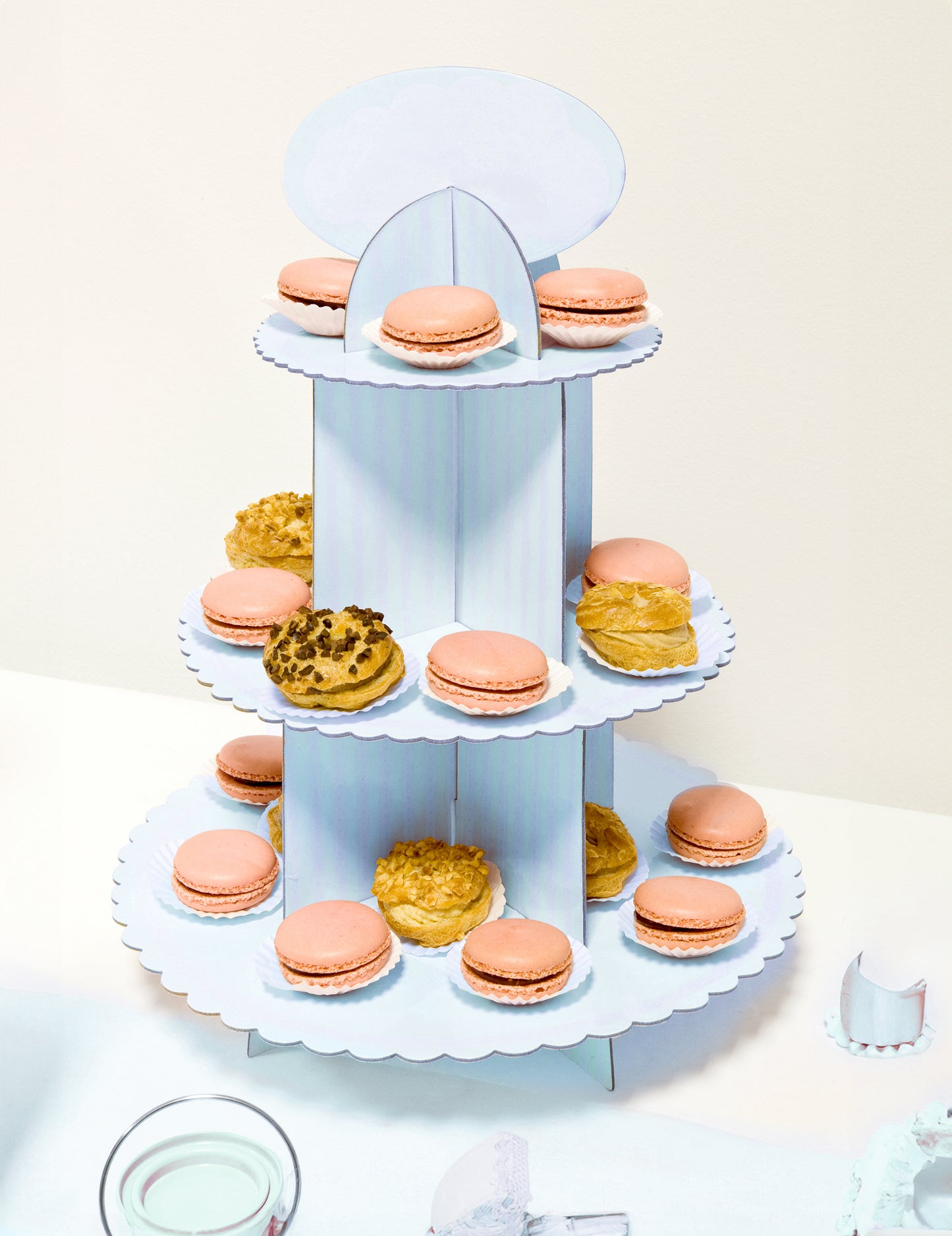 Biely a modrý kartónový stojan na muffiny 30 x 42 cm na detskú oslavu