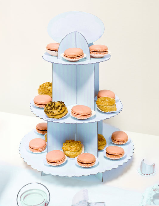 Mise en situation avec macarons du présentoir à cupcake en carton pour baby shower