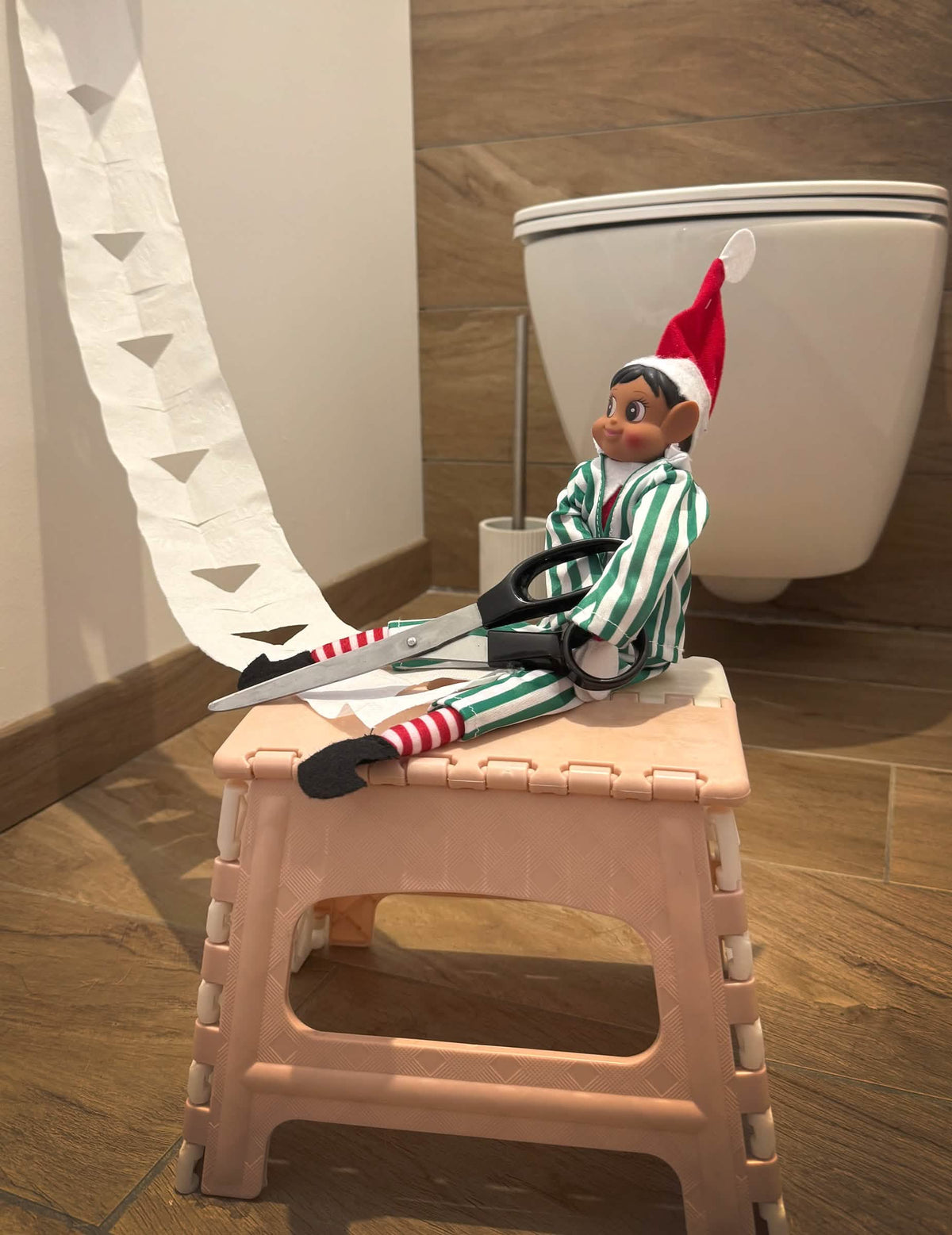 Mise en situation de farce avec papier toilette du pyjama lutin farceur pour poupée