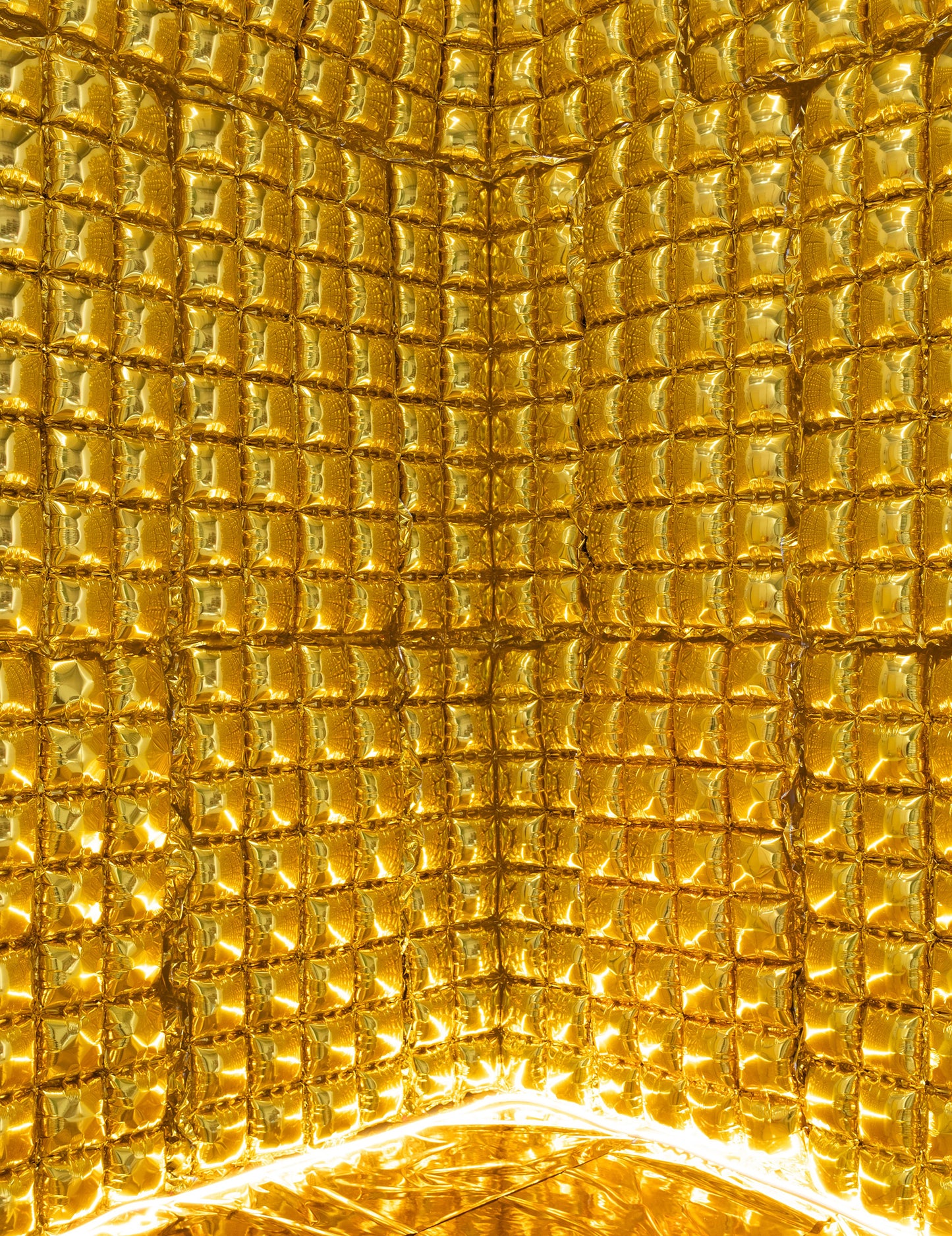 Détail de la texture du rideau de ballons pour fête doré
