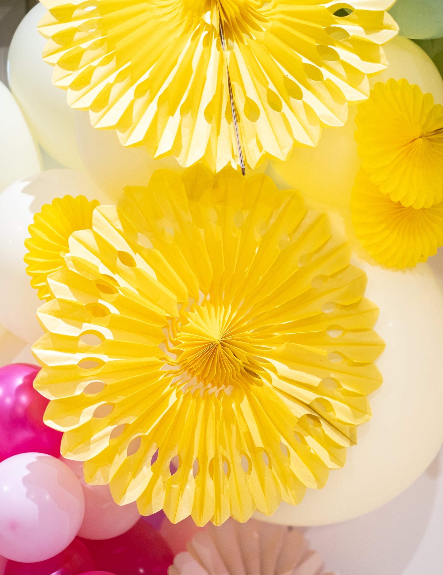 Žltá papierová rozeta 40 cm zavesiť