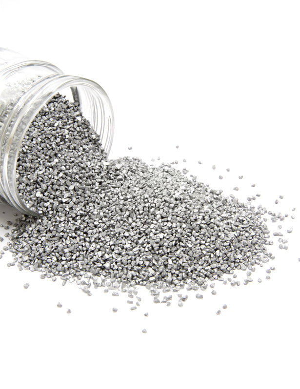Sivý metalický piesok na dekoráciu striebornej oslavy