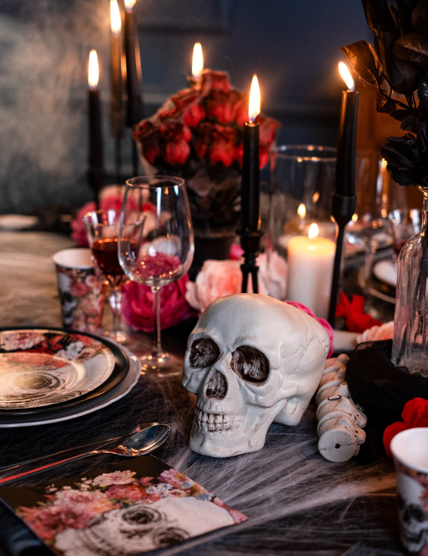 Détail du crâne et de la colonne vertébrale sur une table du Sac d'os 12 pièces Halloween