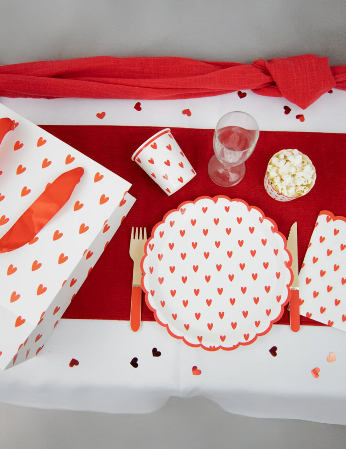 Mise en situation sur une table de fête du sac en papier petits cœurs