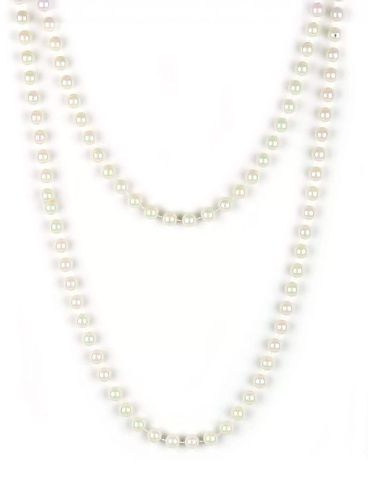 Gros plan sur les perles du sautoir de perles nacrées pour femme