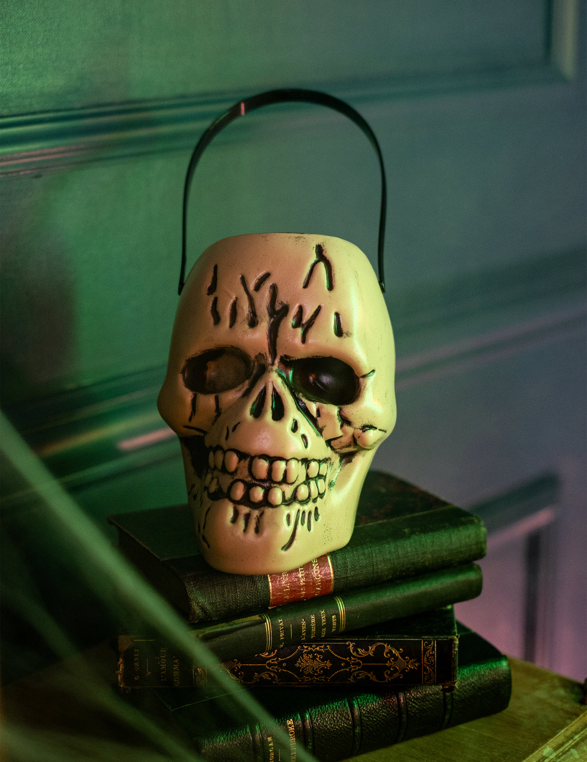 Názorný obrázok vedierka na halloween cukríky v tvare lebky