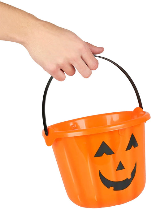 Detail držadla držaného rukou na vedre tekvica na halloween
