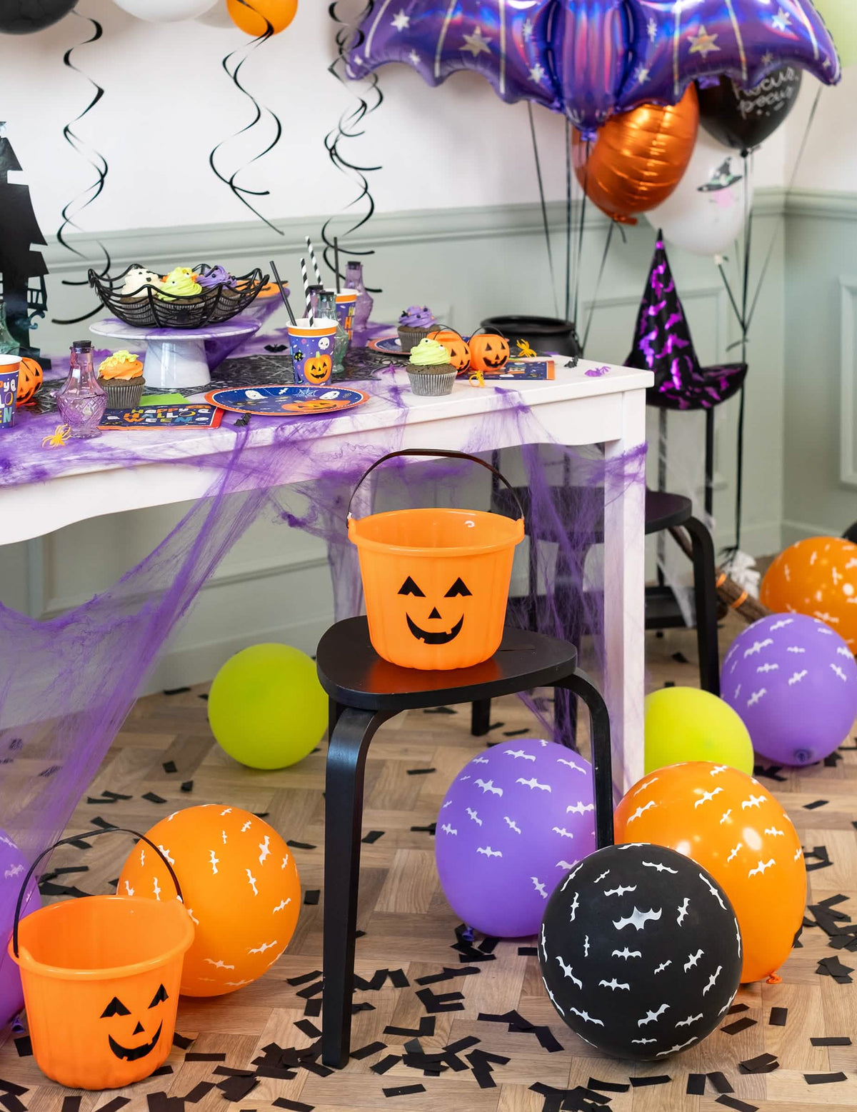 Zinscenovanie v sviatočnom dekoru z tekvica vedierka na halloween