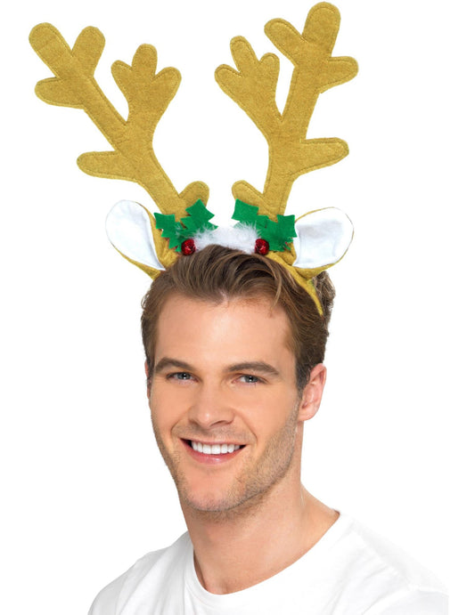Vue de face sur un homme du serre-tête renne Noël