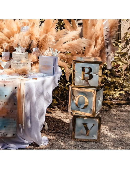 Mise en scène sur boîtes transparentes des stickers boy pour baby shower