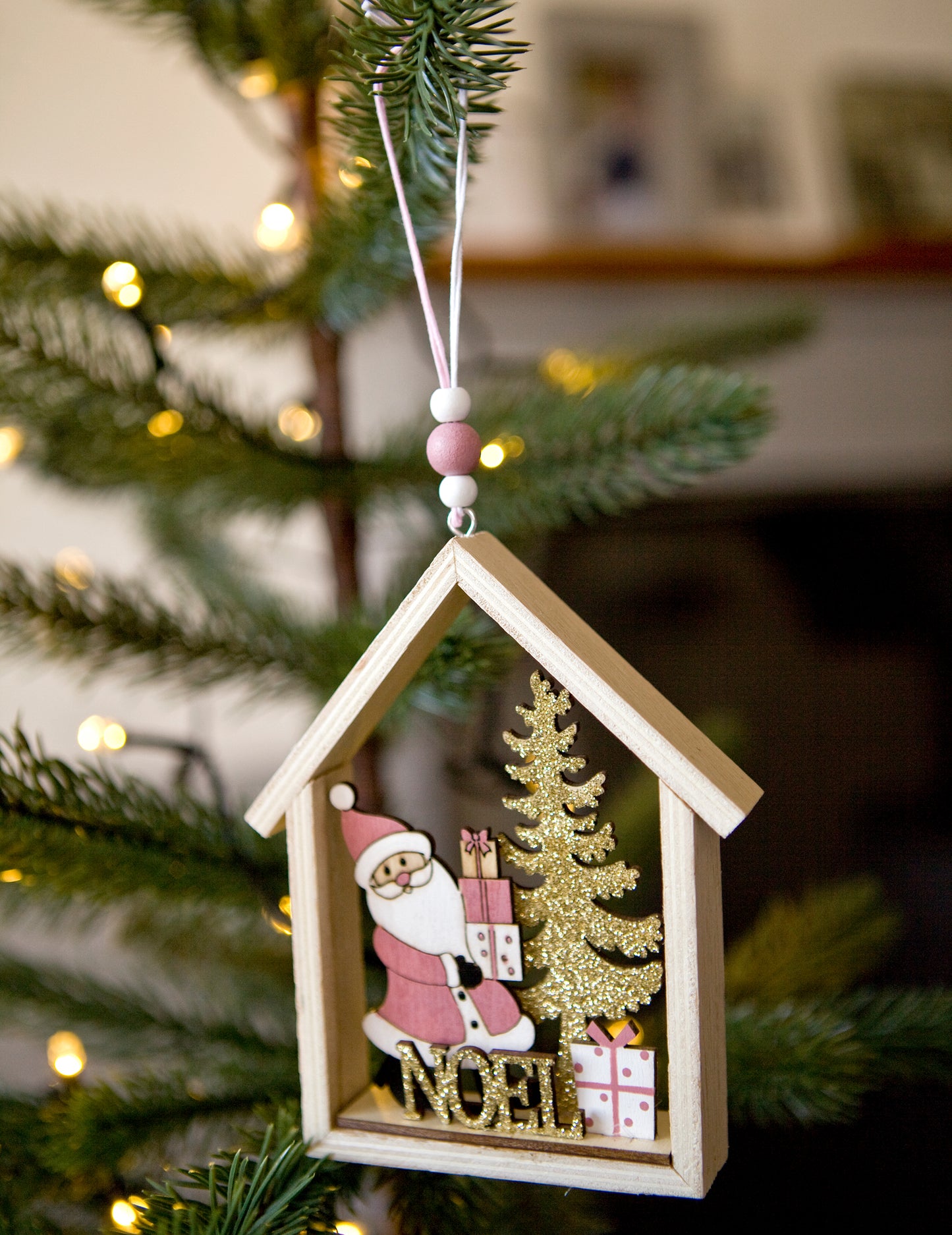 Ružová drevená závesná ozdoba v tvare Santovho domčeka 13 x 11 cm flitrovaný