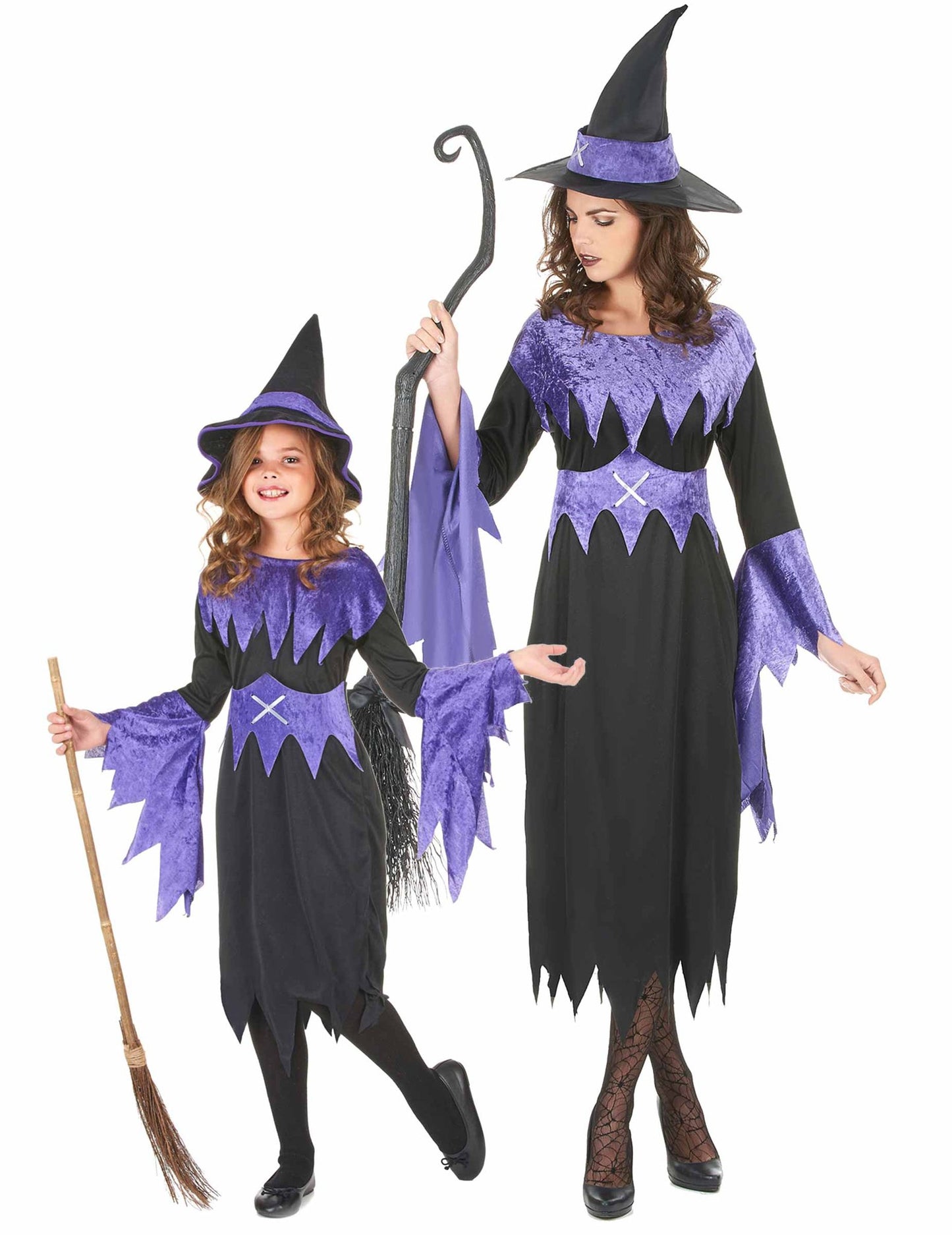 Kostým páru fialových čarodejníc na Halloween matka a dcéra