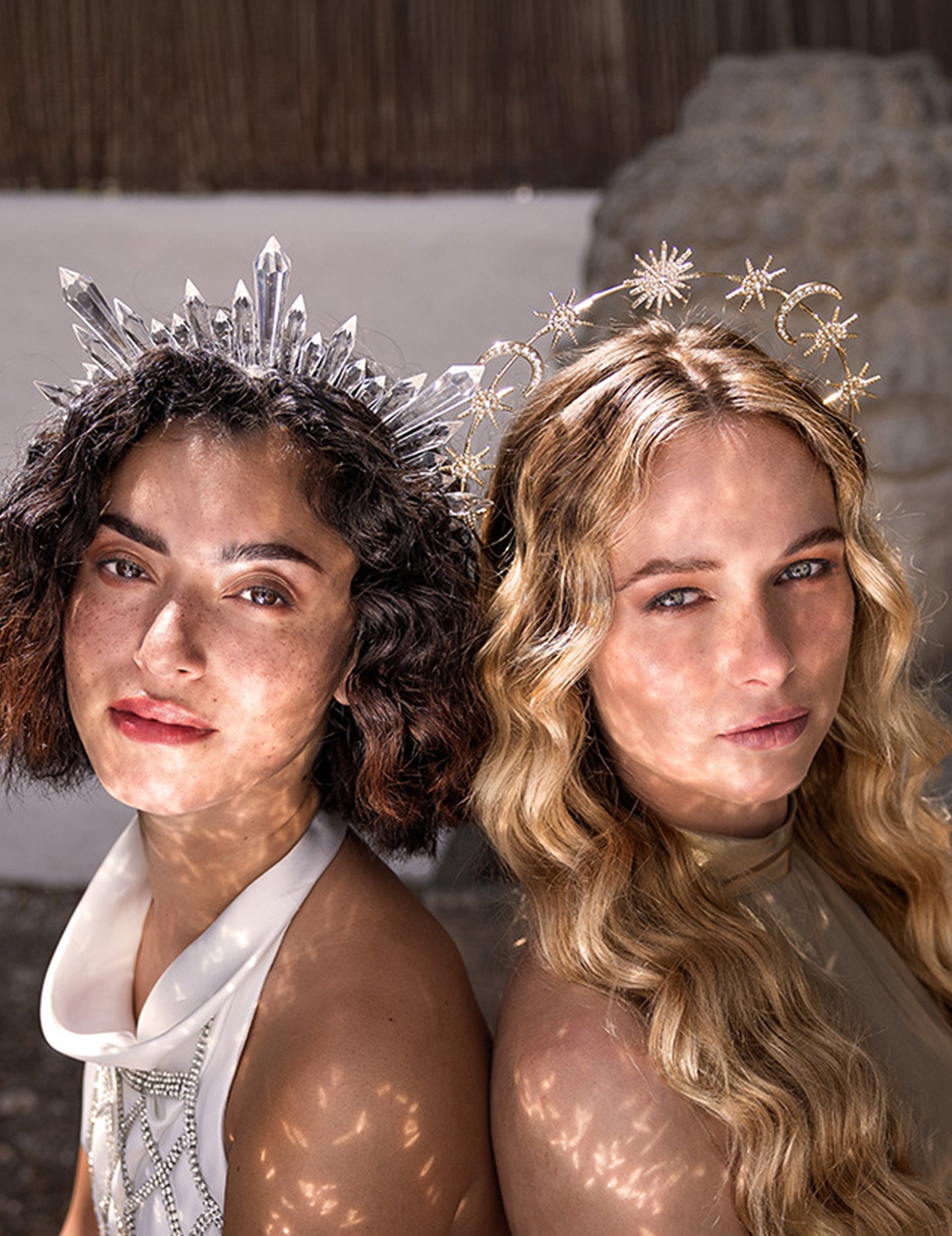 Tiara zdobená priehľadnými kryštálmi