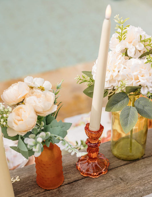 Mise en situation du vase en verre texturé à pois en relief orange