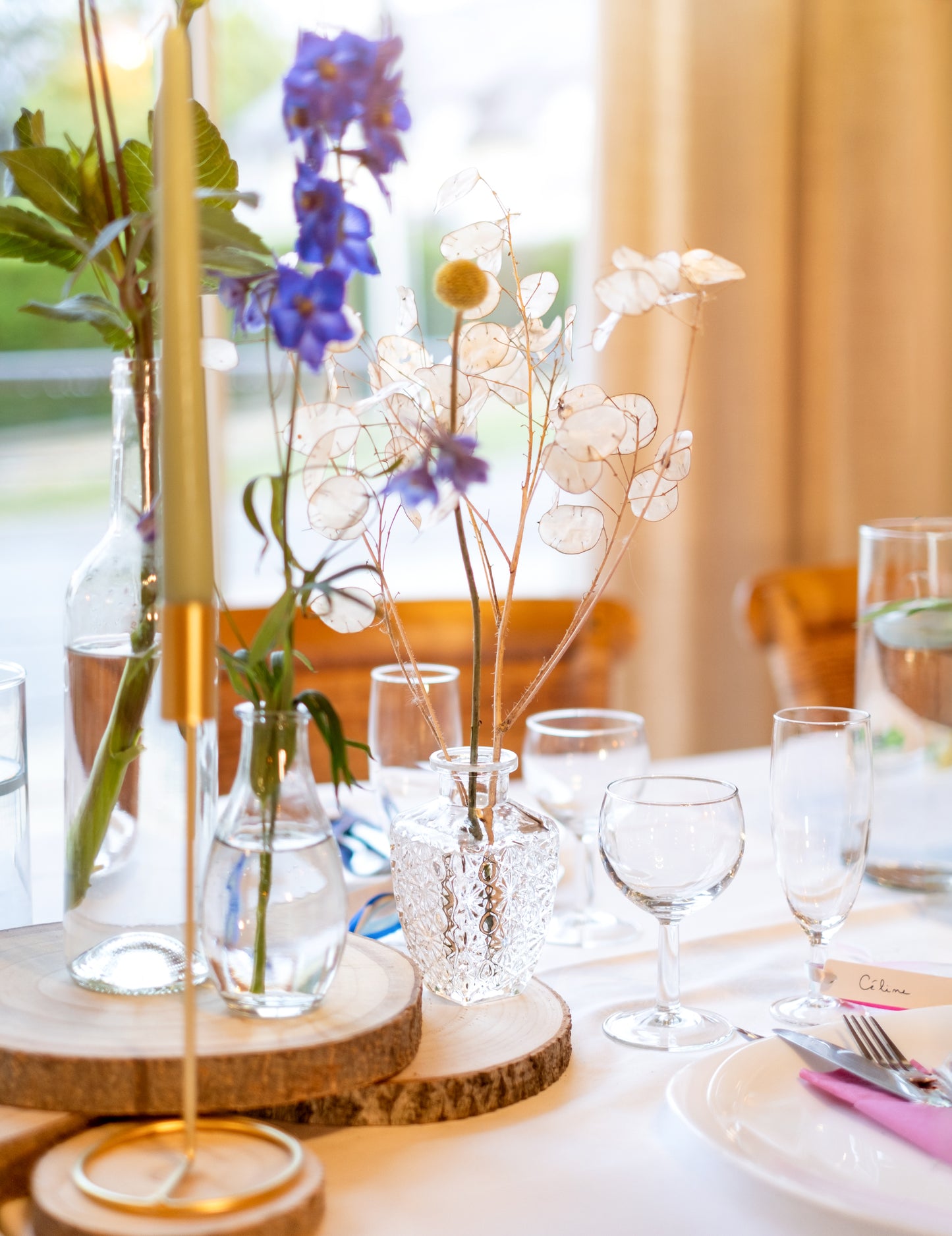 Détail du dressage de table du vase gravure ancienne pour décoration de table