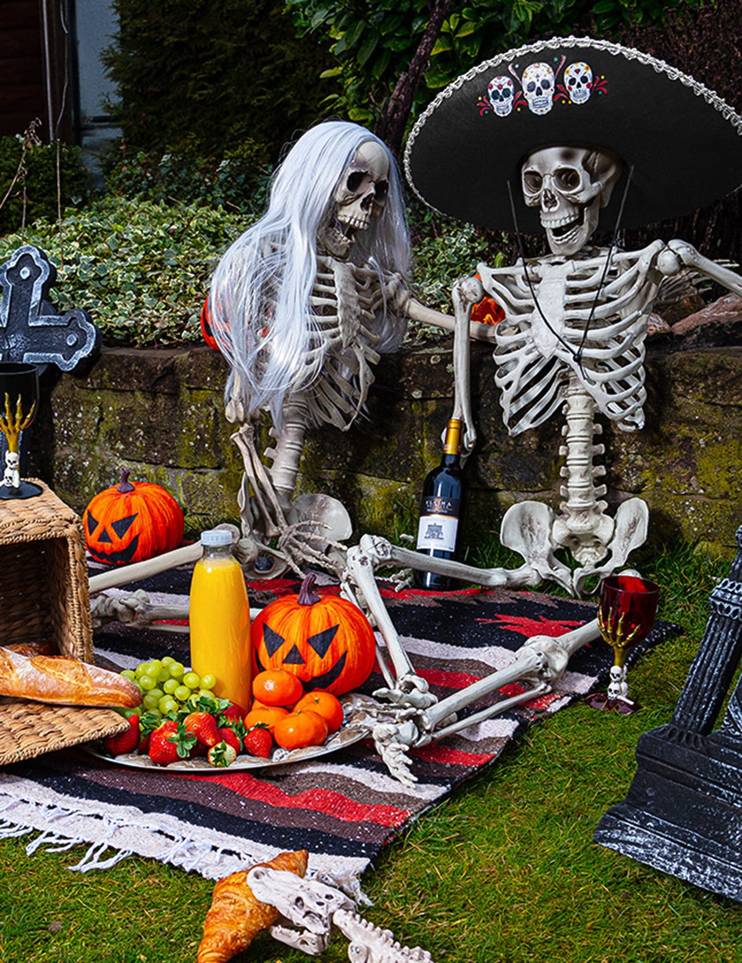 Situácia pri pikniku s plastovým pohárom na nohe Halloween čiernym a zlatým