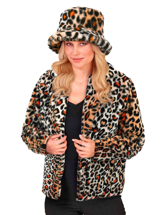 Vue de face avec chapeau assorti de la veste en peluche léopard