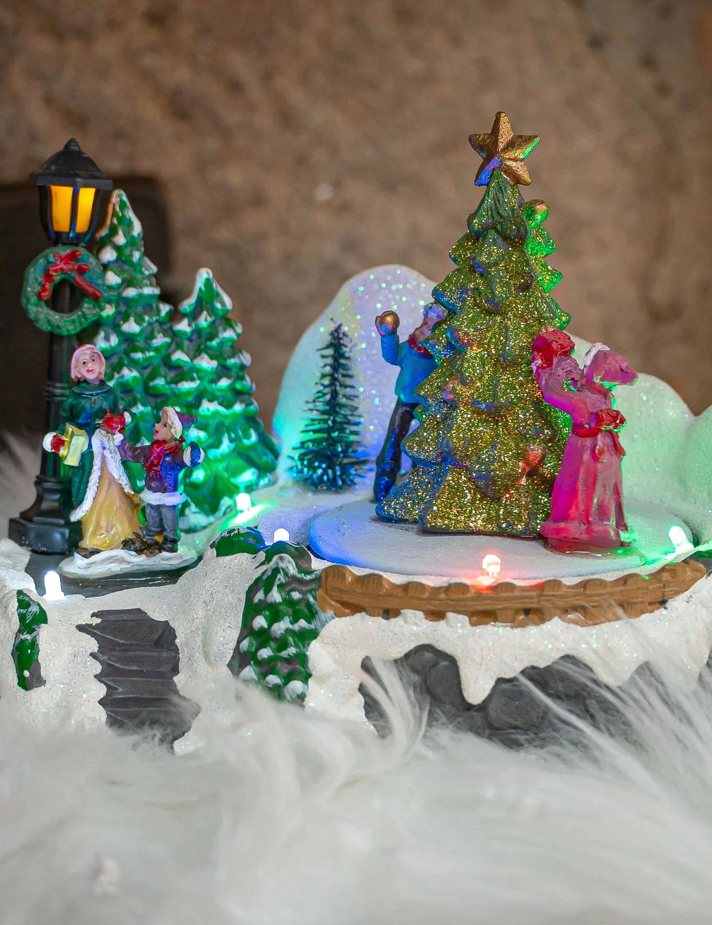 Osvetlená vianočná dedinka s jedľou, 18 x 12 x 13 cm animovaná dekorácia