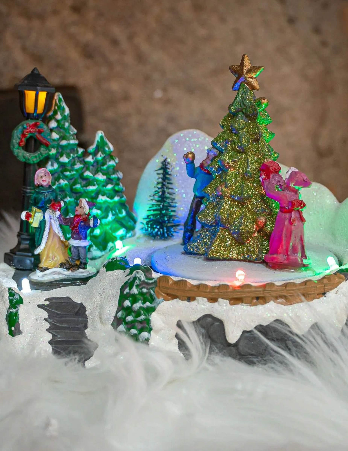 Détail des figurines et du sapin à paillettes du Village de Noël lumineux sapin