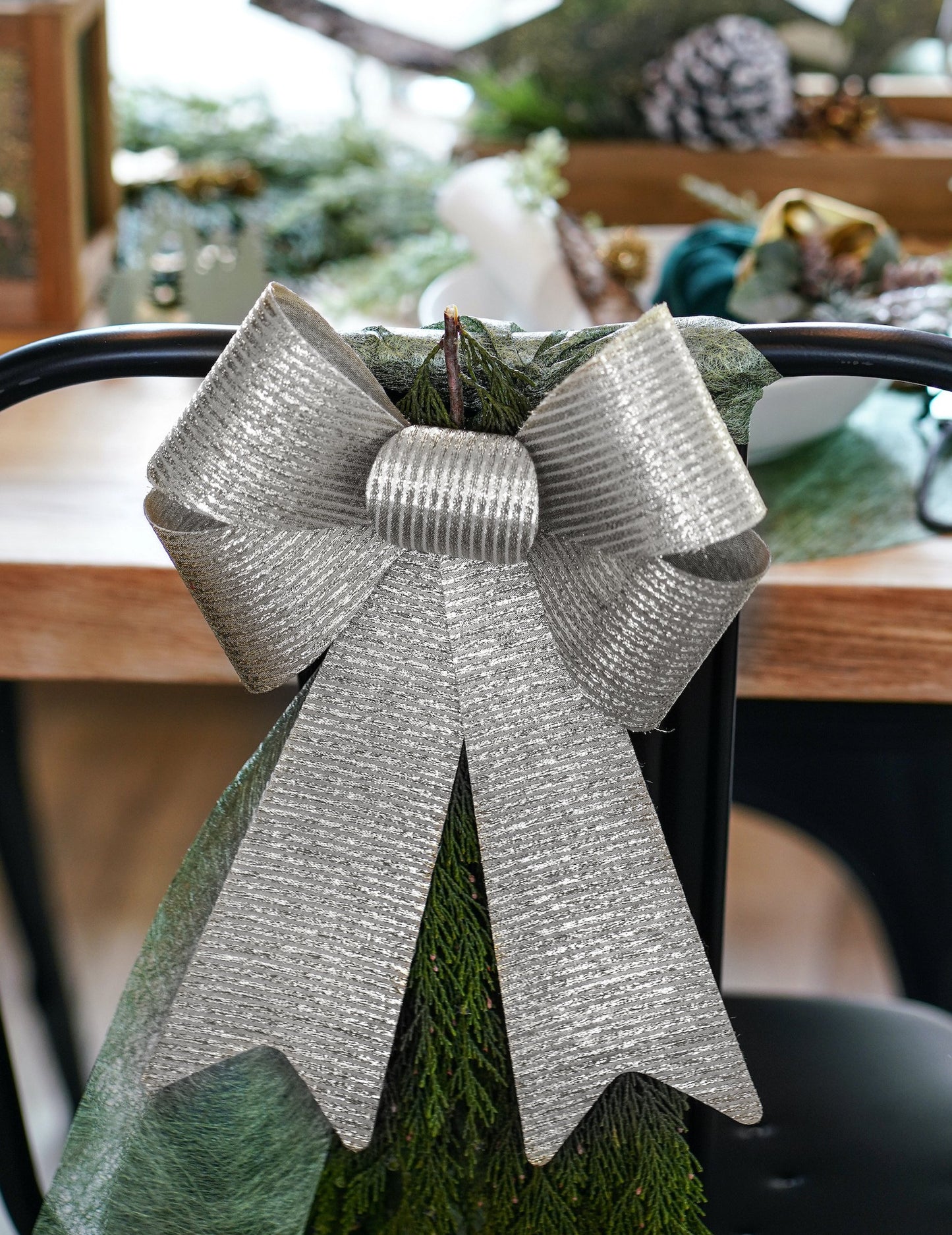 Trblietavá strieborná mašľa 23 x 38 cm 