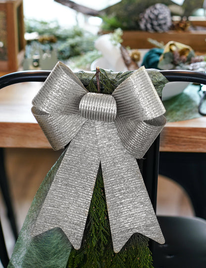 Trblietavá strieborná mašľa 23 x 38 cm 