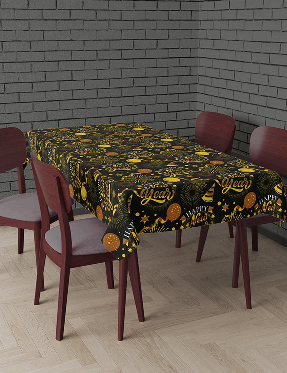 Mise en situation sur table de la nappe Happy New Year pour fête noir et or