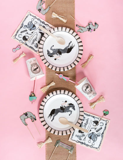 Mise en scène de table complète des assiettes en carton équitation