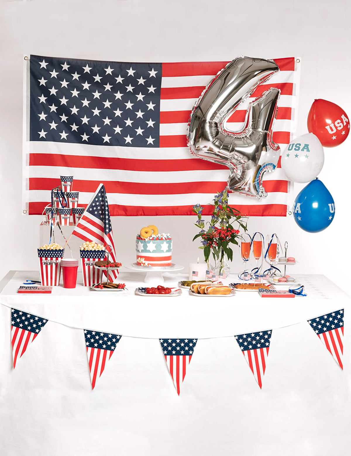 Zobrazenie na slávnostnom stole s papierovými taniere American party