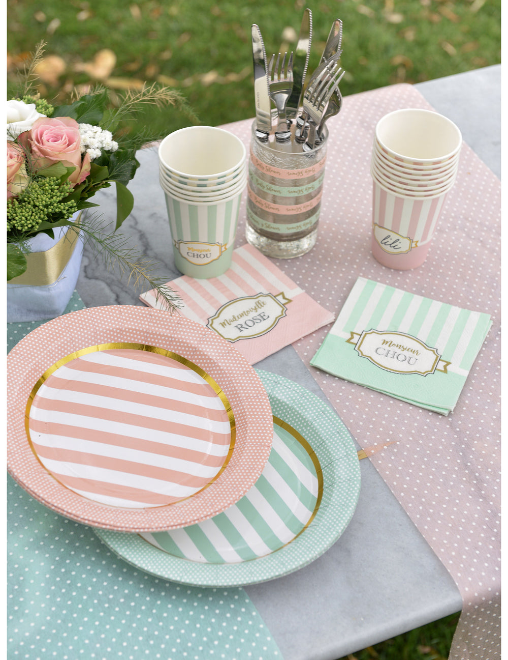 Mise en situation des assiettes en carton baby shower menthe