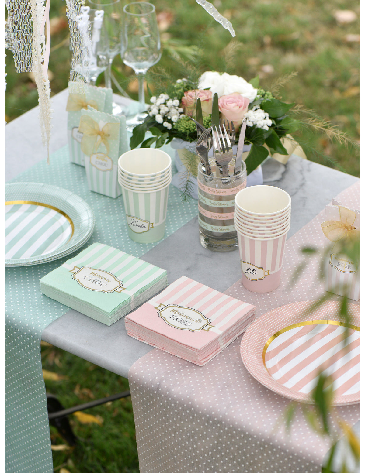 Décoration de table avec les assiettes en carton baby shower menthe