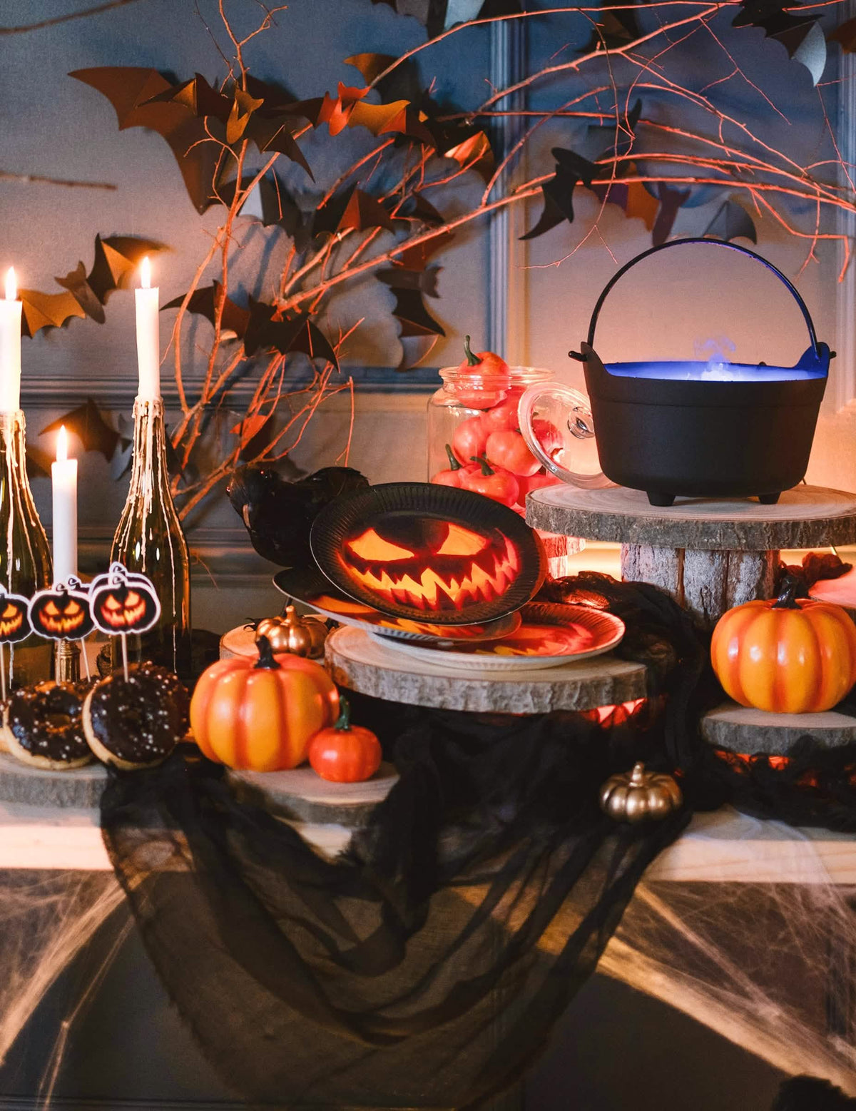 Výzdoba na halloweenový stôl s taniermi z kartónu s desivou tekvicou