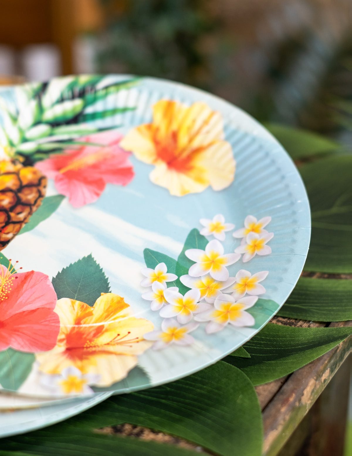 Gros plan sur les motifs de fleurs des assiettes en carton Hawaii party