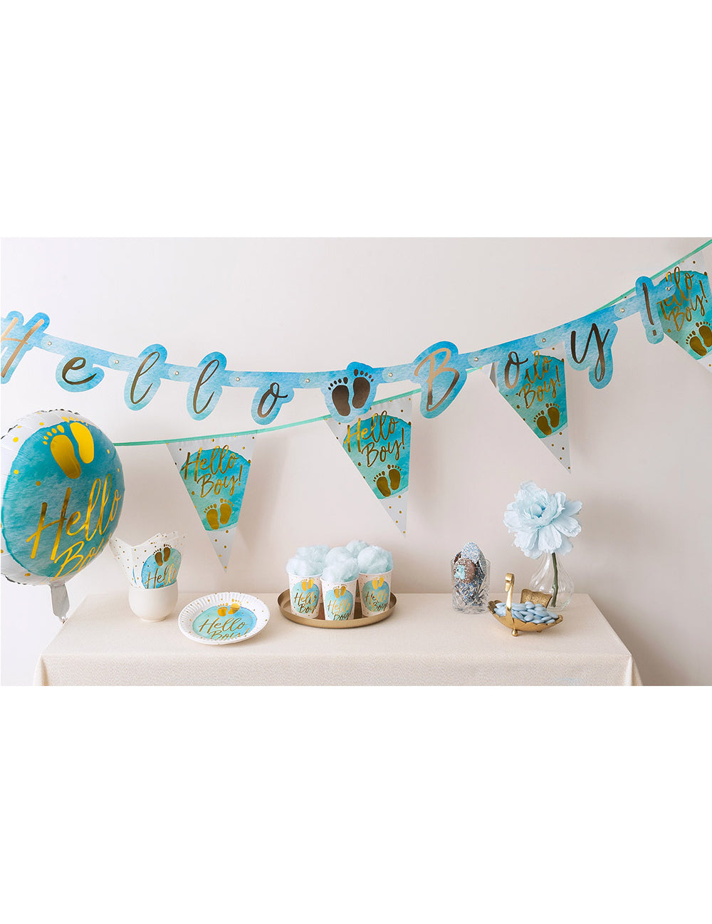 Mise en scène de table de fête avec les assiettes en carton Hello Boy pour baby shower bleu et or