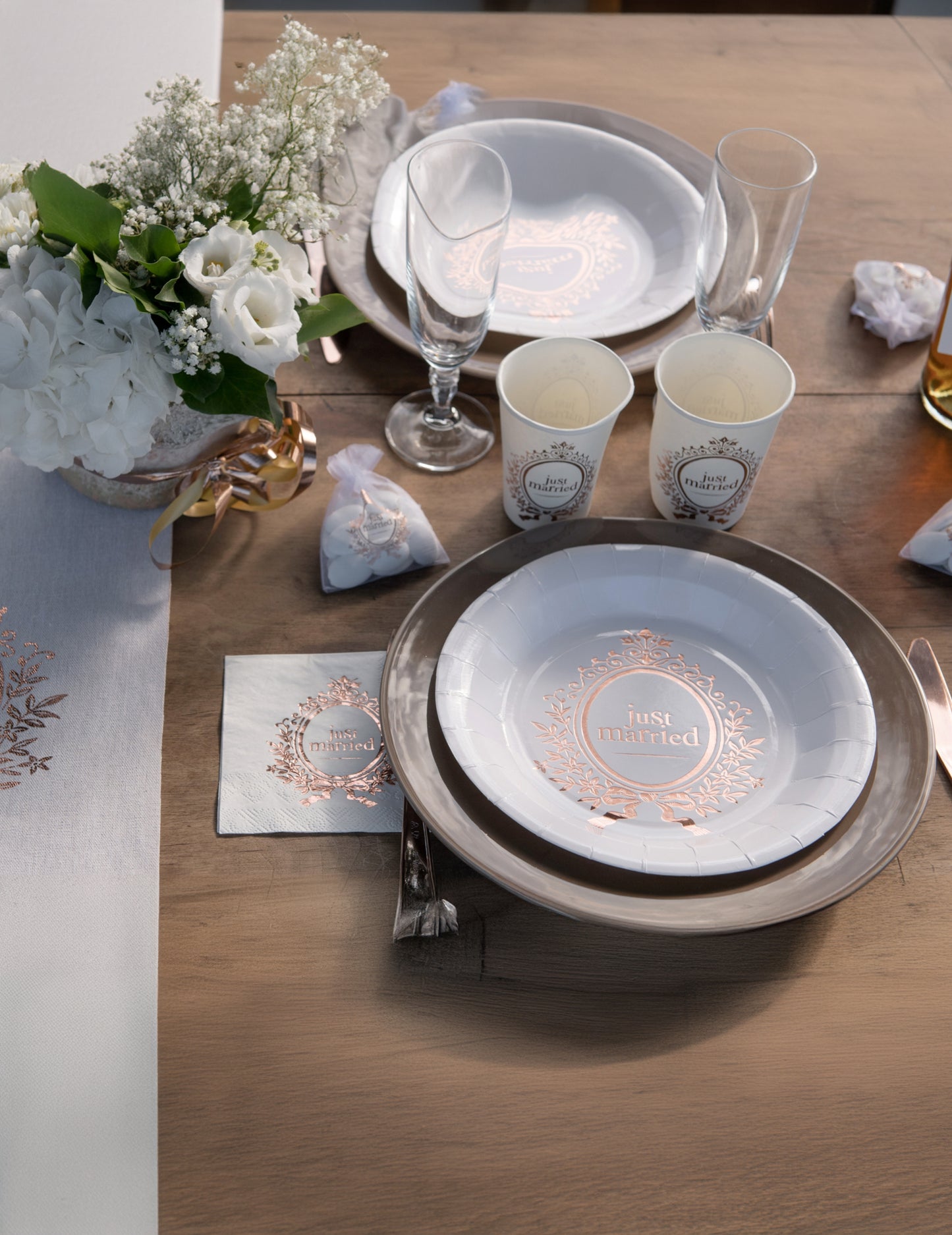 10 bielych a ružovo-zlatých kartónových tanierov s nápisom „Just Married“ 23 cm pre elegantnú svadbu