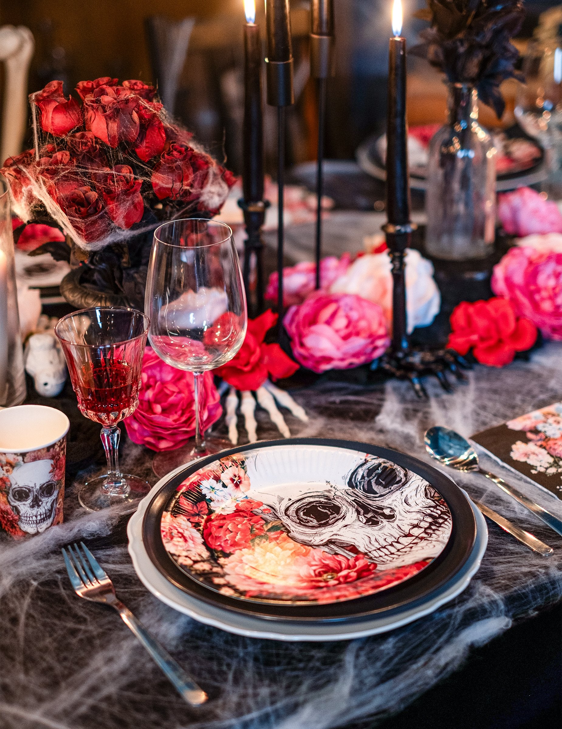 Mise en situation sur table des assiettes en carton squelette fleuri