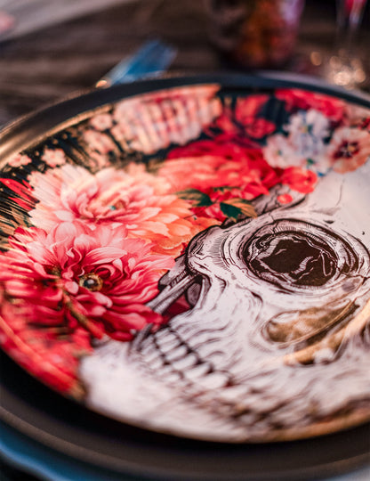 Détail de l'illustration des assiettes en carton squelette fleuri