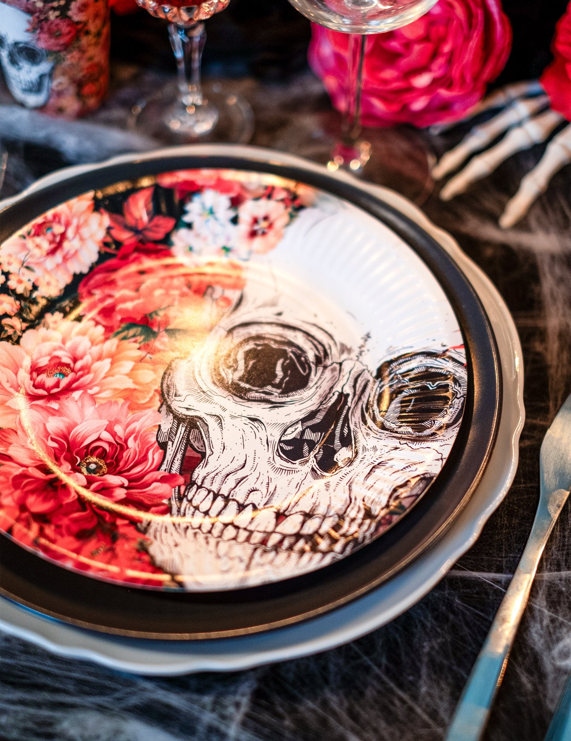 Gros plan sur le motif des assiettes en carton squelette fleuri