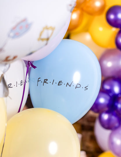 Focus sur le ballon bleu des ballons latex Friends