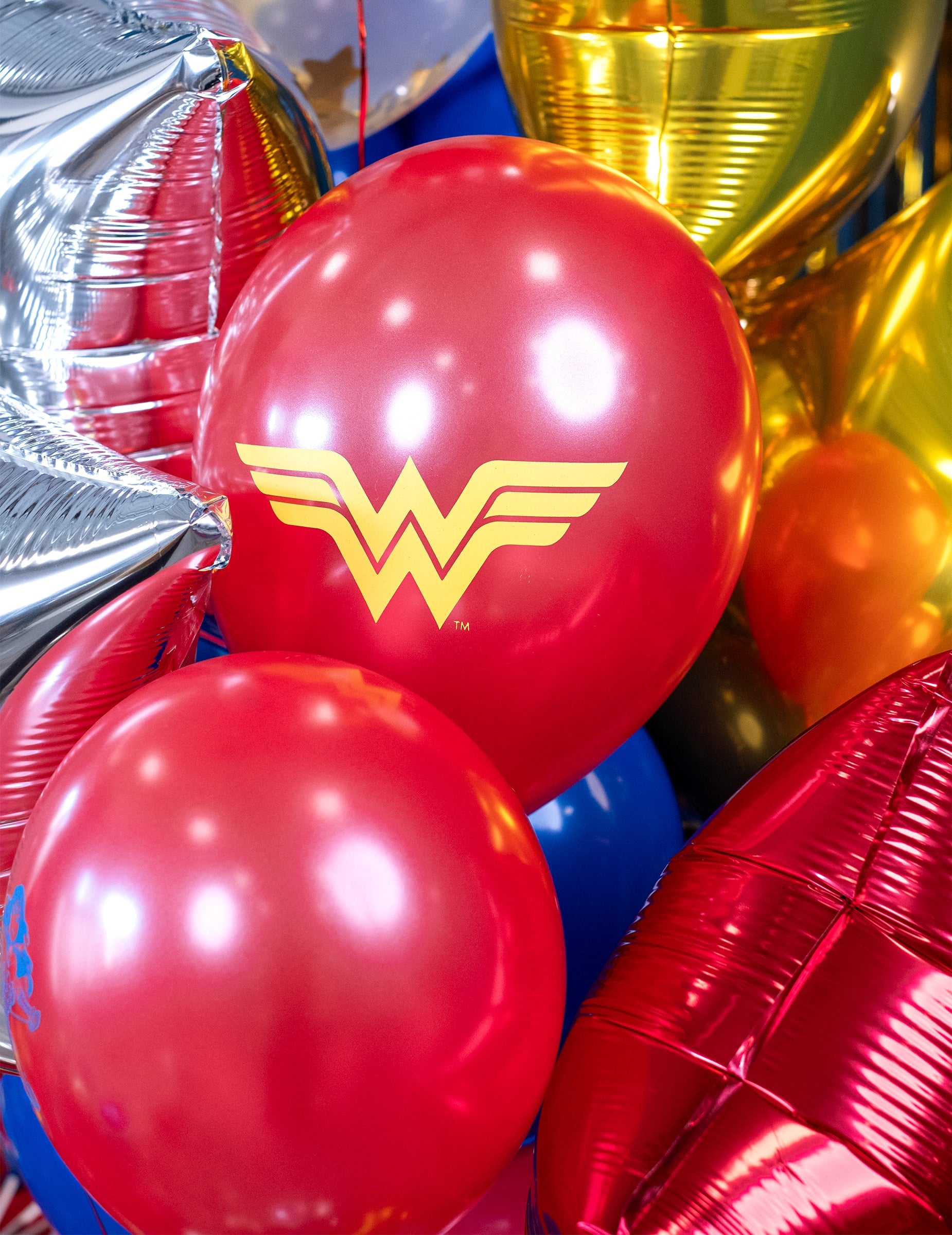 Gros plan sur le logo doré du ballons latex Wonder Woman